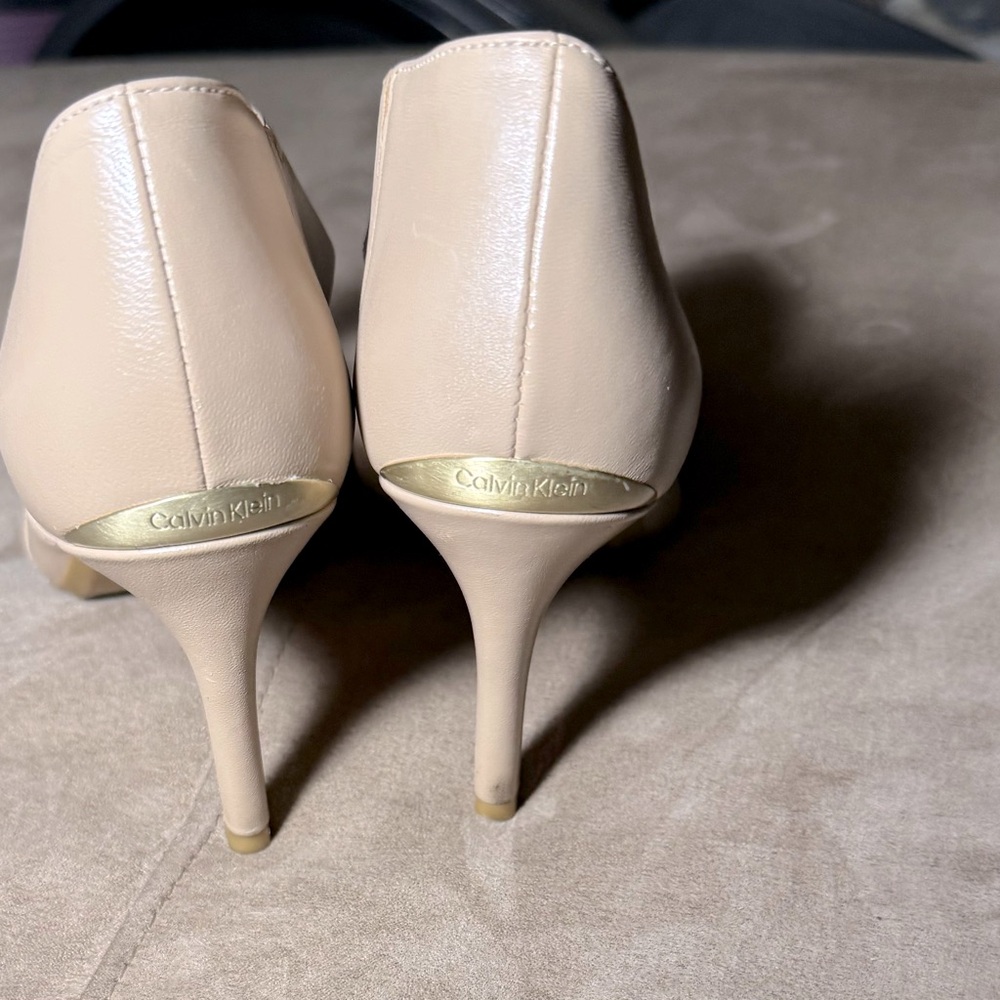 Classic Glam Cream Leather Size-7 3.5" Heels with Asymmetrical Strap - Picture 5 of 10